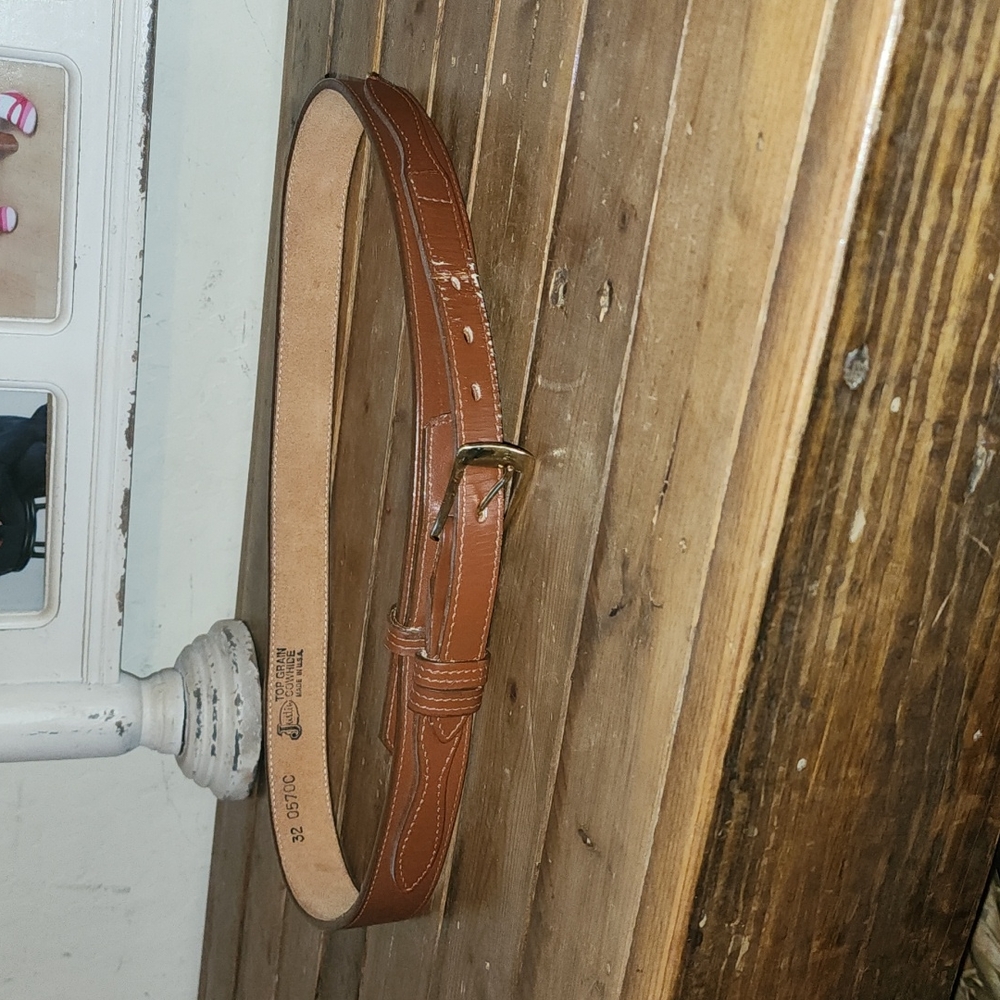 Justin cowhide belt size 32 used has some scuffs as shown in pictures
